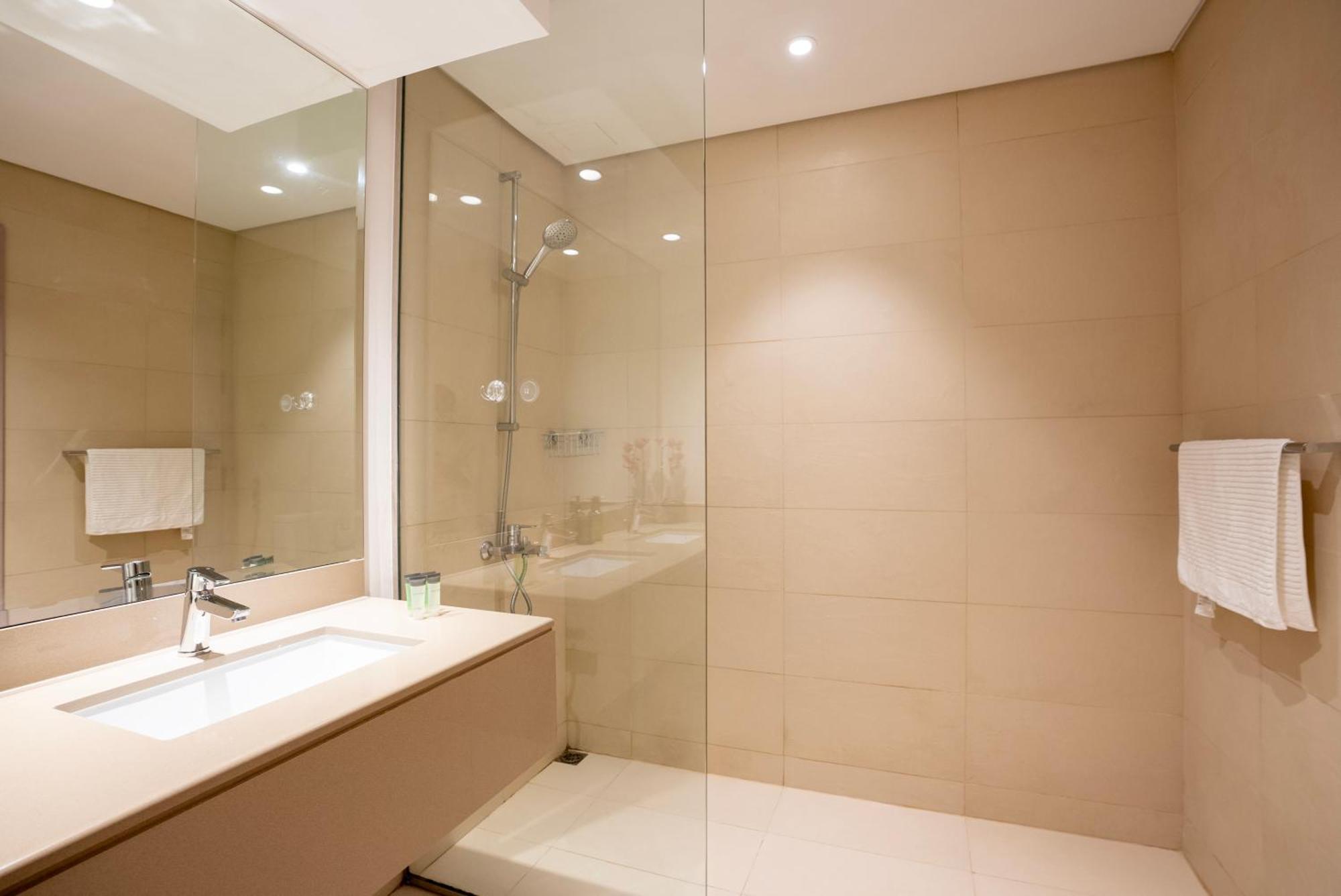 Ferrari World & Seaworld - Luxe 2bhk Canal View Apartment *