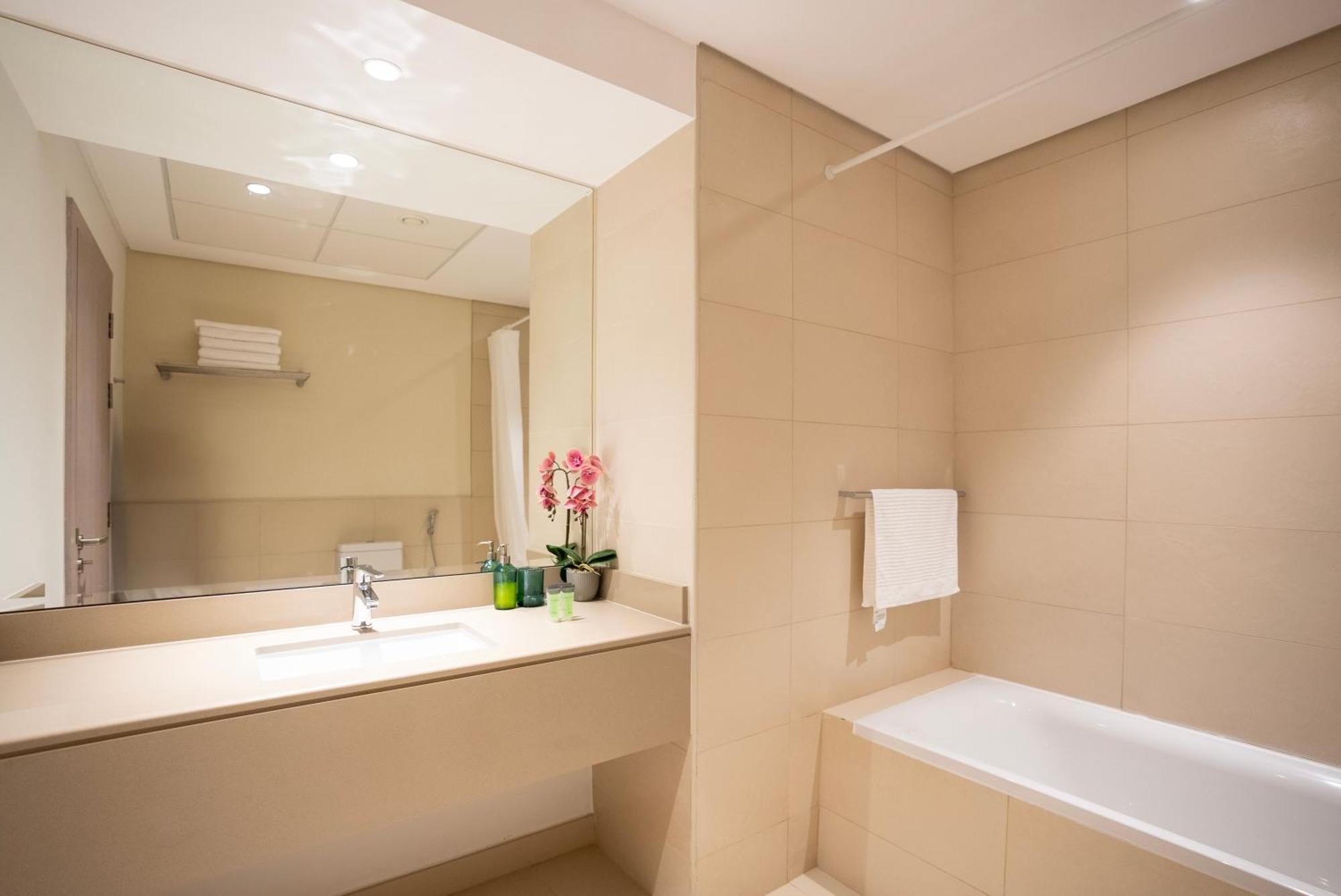Ferrari World & Seaworld - Luxe 2bhk Canal View *