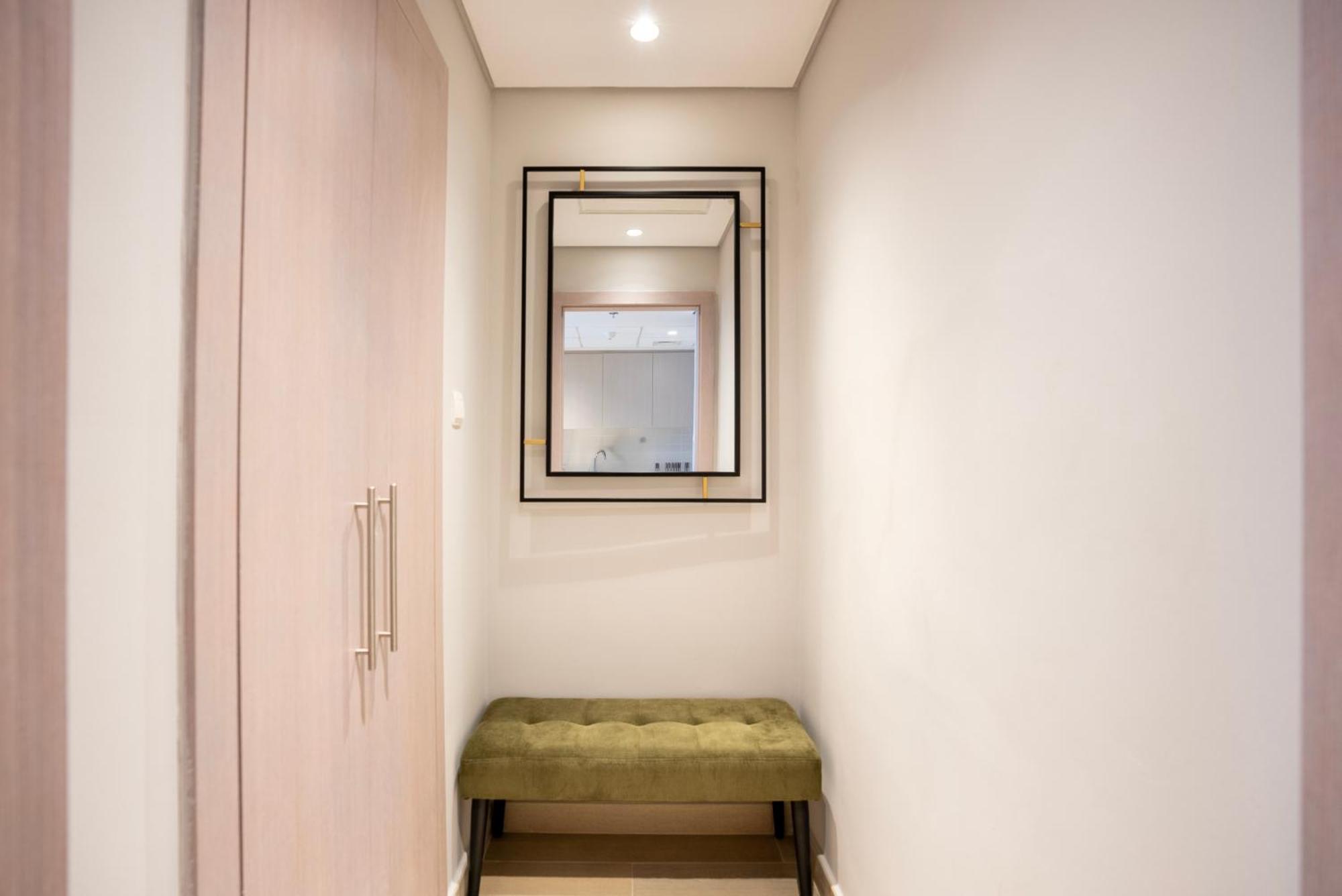 Ferrari World & Seaworld - Luxe 2bhk Canal View Apartment *
