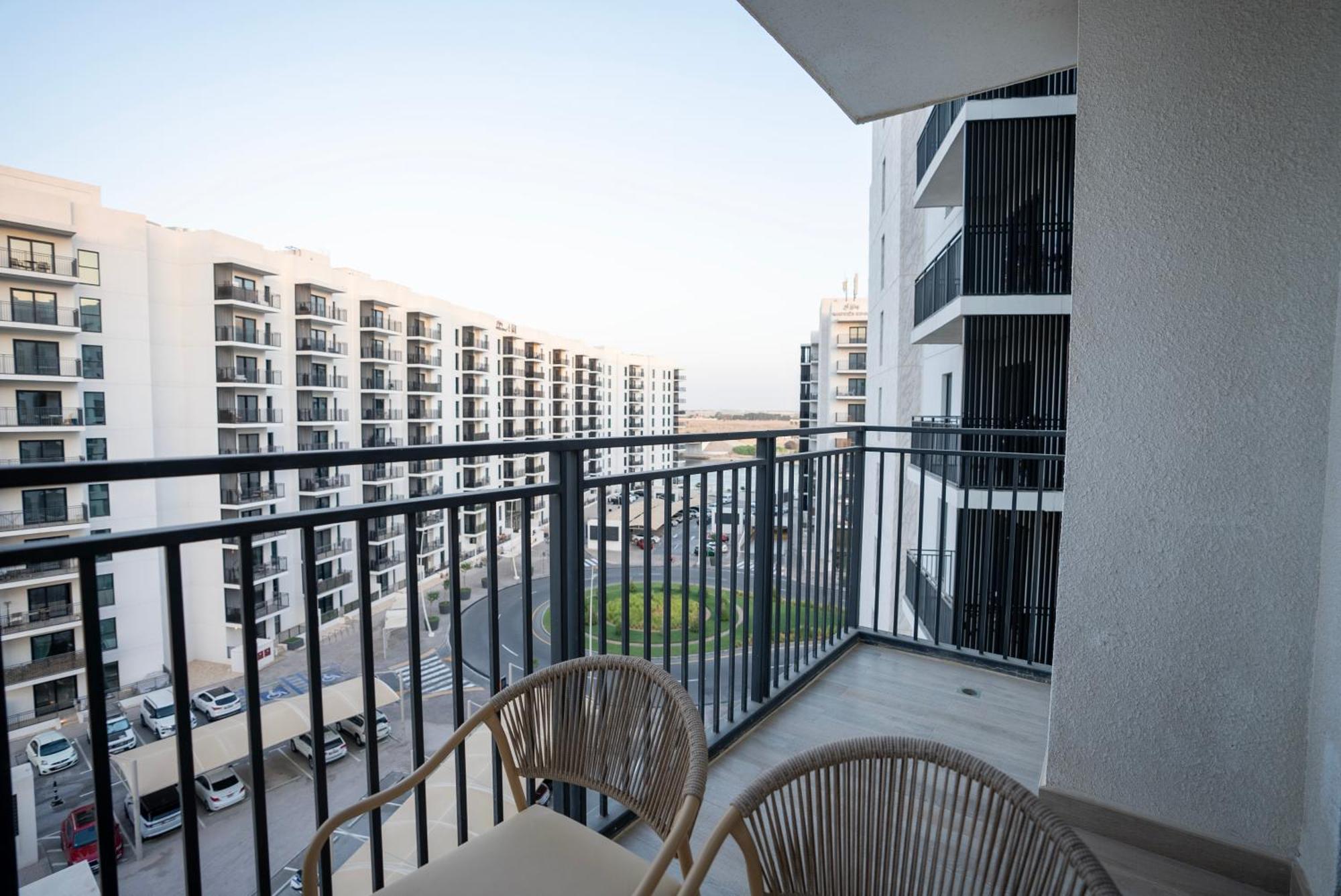 Ferrari World & Seaworld - Luxe 2bhk Canal View Apartamento *